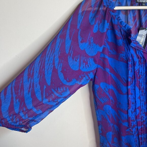 𝅺- Express Sheer Blue & Purple 3/4 Sleeve Zebra V-Neck Blouse NWT - Picture 4 of 4